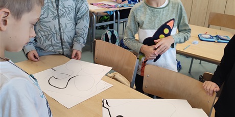Powiększ grafikę: Uczniowie programują drogę pingwina