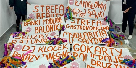 Powiększ grafikę: Dwie nauczycielki i organizatorki ( od lewej Małgorzata Rzepecka -Brunowicz i Kinga Bulińska) w otoczeniu plakatów z nazwą aktywności w dniu festynu
