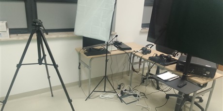 Powiększ grafikę: Studio nagraniowe w który stoją statywy, ekran i pozostały sprzęt