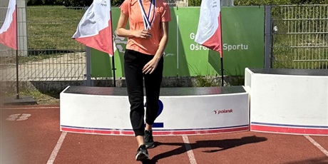 Powiększ grafikę: Lena na drugim miejscu podium w biegu na 100 m.