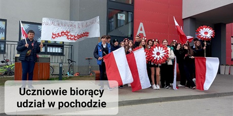 Powiększ grafikę: Uczniowie ZSP6 stoją z flagami i kotylionami przed szkołą