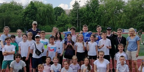 Powiększ grafikę: Reprezentacja szkoły z nauczycielami wf na obiekcie sportowym Zaspa-Młyniec