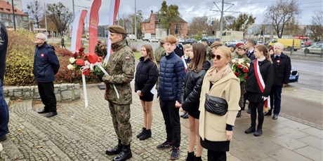 Wolontariusze przy pomniku Józefa Piłsudskiego