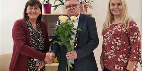 Powiększ grafikę: Na zdjęciu po lewej stronie stoi Dyrektor ZSP6 Pani Iwona Stankiewicz, następnie przedstawiciele Rady Dzielnic Ujeścisko-Łostowice. Mężczyzna trzyma w ręce kwiaty oraz ściska dłoń Pani Dyrektor.